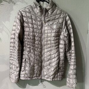 The North Face Women’s Silver Packable Quilted Jacket. Size Large